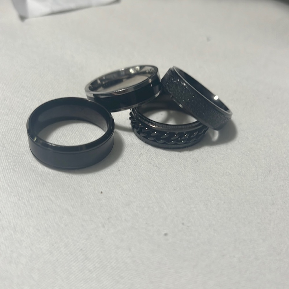 4 black rings